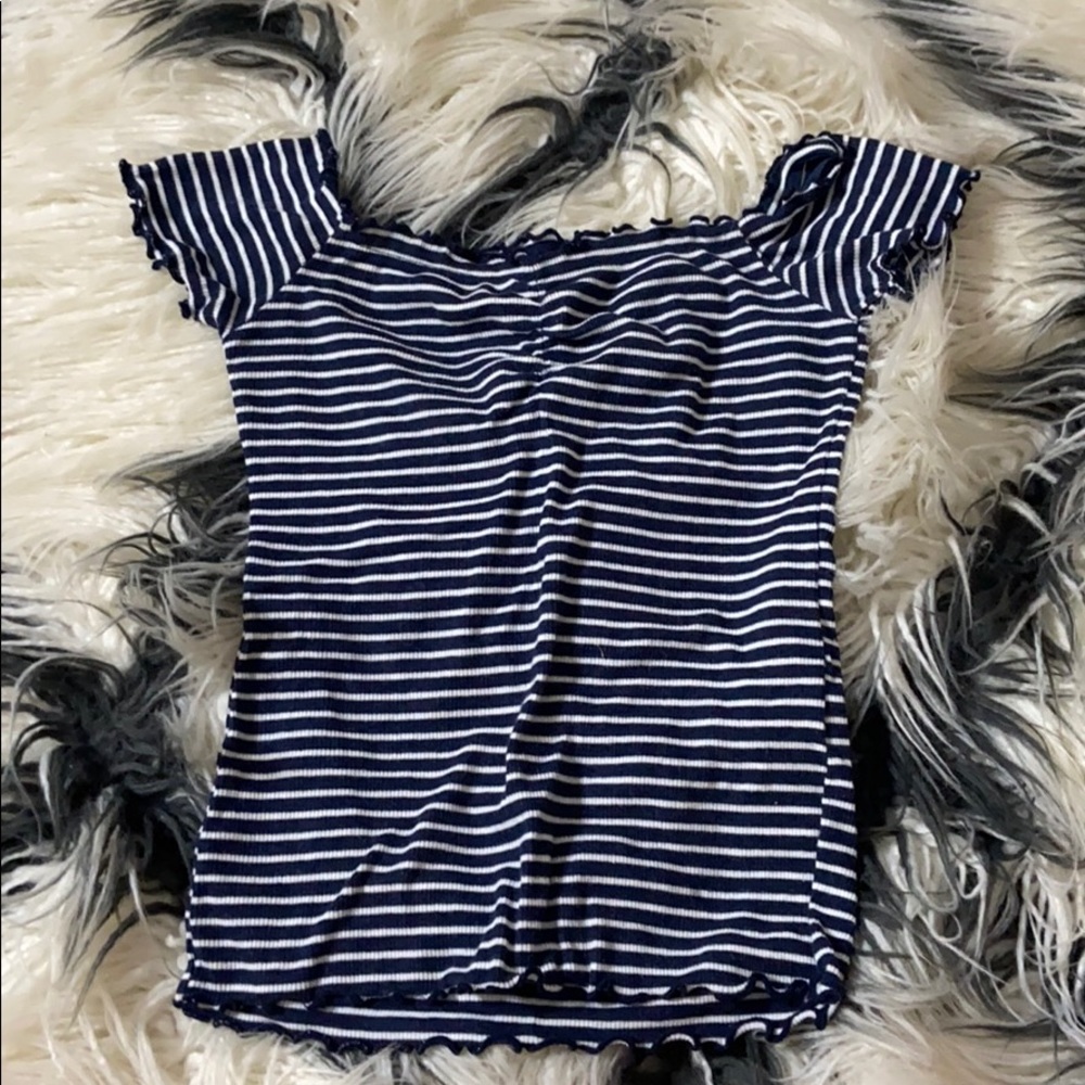 A super cute navy blue off the shoulder top!😁